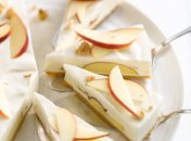 Новий смак улюблених продуктів: готуємо чизкейк з яблуками та волоськими горіхами