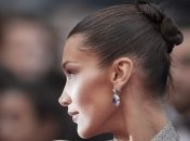 Естественная красота: Белла Хадид украсила обложку модного глянца 