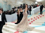 Емілі Ратаковскі у сукні із заниженою талією демонструє один із головних трендів 2024 року