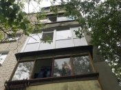 Пока мама "обслуживала" клиента: в Черкассах ребенок едва не выпал из окна (фото, видео)