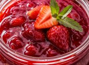 Полуничне варення з пікантною ноткою алкоголю нікого не залишить байдужим (зображення створено за допомогою ШІ)