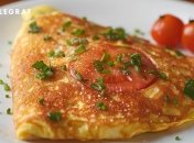 Омлет с помидорами – отличный вариант завтрака (изображение создано с помощью ИИ)