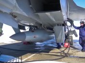 Завантаження ракет на літак окупантів