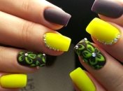 Маникюр 2020: модные тенденции желтого дизайна со стразами (Фото)