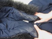 Отчистить пятна от макияжа можно не стирая куртку