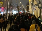 В Петербурге ОМОНовец ударил женщину ногой в живот, а в Москве закидали снежками авто спецслужб: что происходит на митингах в России 