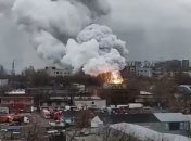 В Москве большой пожар в промзоне, люди молят о помощи (видео)