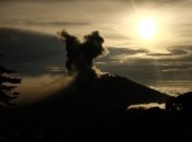 Извержение вулкана в Коста-Рике: пепел поднимается на высоту до трех километров