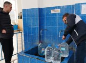 Одесити набирають воду у бюветі