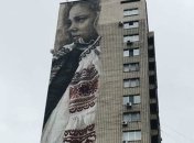 На одном из домов Киева нарисовали 50-метровую украинку