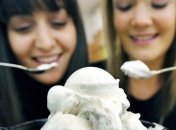 Употребление мороженого делает людей счастливее