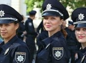 В Луцке пьяный мужчина напал на сотрудницу полиции и ударил ее головой об стену