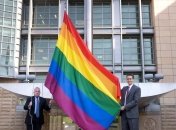 Троллинг по-американски: посольство США в Москве вывесило на балкон радужный флаг ЛГБТ (фото)