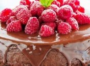 Рецепт дня: шоколадный пирог с ягодами и глазурью