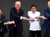 "Танец лебедей" от Трампа: президент США порадовал своим рукопожатием