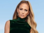 Дженнифер Лопес показала, как украшала елку к Новому году 2019