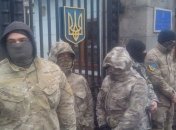 "Айдаровцы" перекрыли движение возле КПП Минобороны