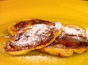 Блинчики с кленовым сиропом и кусочками клубники