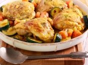 Куриные бедрышки в луковом соусе