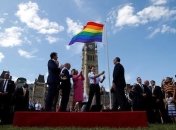 Трюдо поднял флаг ЛГБТ перед парламентом Канады