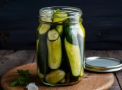 Огурцы получаются очень ароматными и вкусными (изображение создано с помощью ИИ)