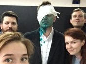 Навальному плеснули в лицо зеленкой, политик госпитализирован