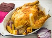 Курка запечена цілою виходить дуже ніжною та ароматною