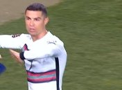 История с выброшенной капитанской повязкой Роналду получила неожиданное продолжение 