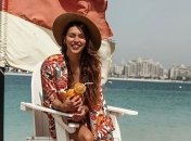 Регина Тодоренко в ярком купальнике с аппетитной фигурой