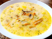 Сирний суп з куркою та грибами