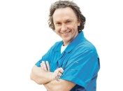 Венеролог из сериала "Интерны" побрился наголо (Фото)