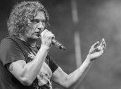 Мама Кузьмы Скрябина советуется с фанатами о будущем группы