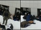 "Ты че смотришь, ты, иди сюда": в сети показали кадры задержания людей в Казани (видео)