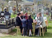 Наступними вихідними після Великодня українці ходять на кладовища поминати померлих родичів