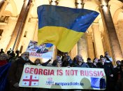 Массовые протесты в Грузии проходят под флагами Украины