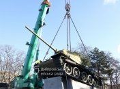 Танк пришлось поднимать краном
