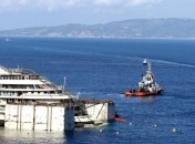 В Италии спасатели уже поднимают затонувший лайнер "Costa Concordia"
