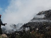 На свалке возле Львова троих спасателей привалило мусором