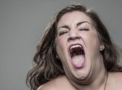 Фотограф заснял реакцию людей на удар электрошокером (Фото) 