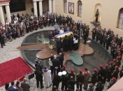 Жители Венесуэлы стоят в очереди к телу Уго Чавеса