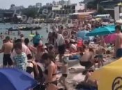 Яблоку негде упасть: одесский пляж переполнен отдыхающими (видео)