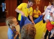 Зинченко порадовал маленьких фанаток после поражения от Англии (видео)