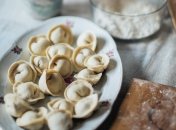 Перед тим як викладати пельмені на тарілку, дайте їм підсушитися на друшляку