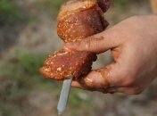 Назван самый опасный маринад для шашлыка