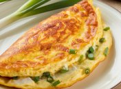 Такой омлет станет отличным вариантом завтрака (изображение создано с помощью ИИ)