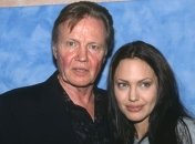 Отец Анджелины Джоли не поддержал ее при разводе с Питтом