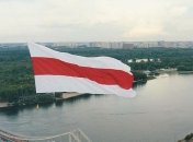 "Жыве Беларусь!": Над Киевом на дроне подняли огромный флаг Беларуси (Видео)