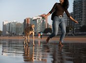 Дівчина з собакою під дощем