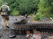 Боец ВСУ на фоне уничтоженной российской техники