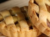 Что можно приготовить из овсянки: диетолог поделился рецептом пирога с бананами и яблоками  